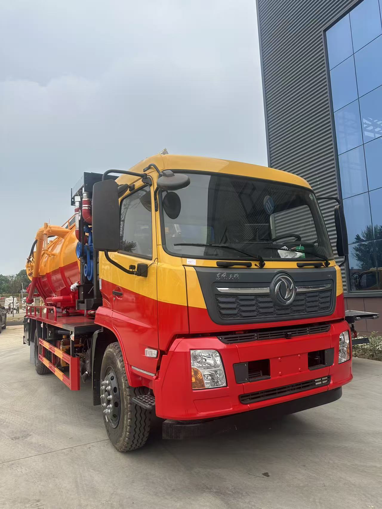 Dongfeng 7.5m³ Blue Badge Cleaning Suction Truck