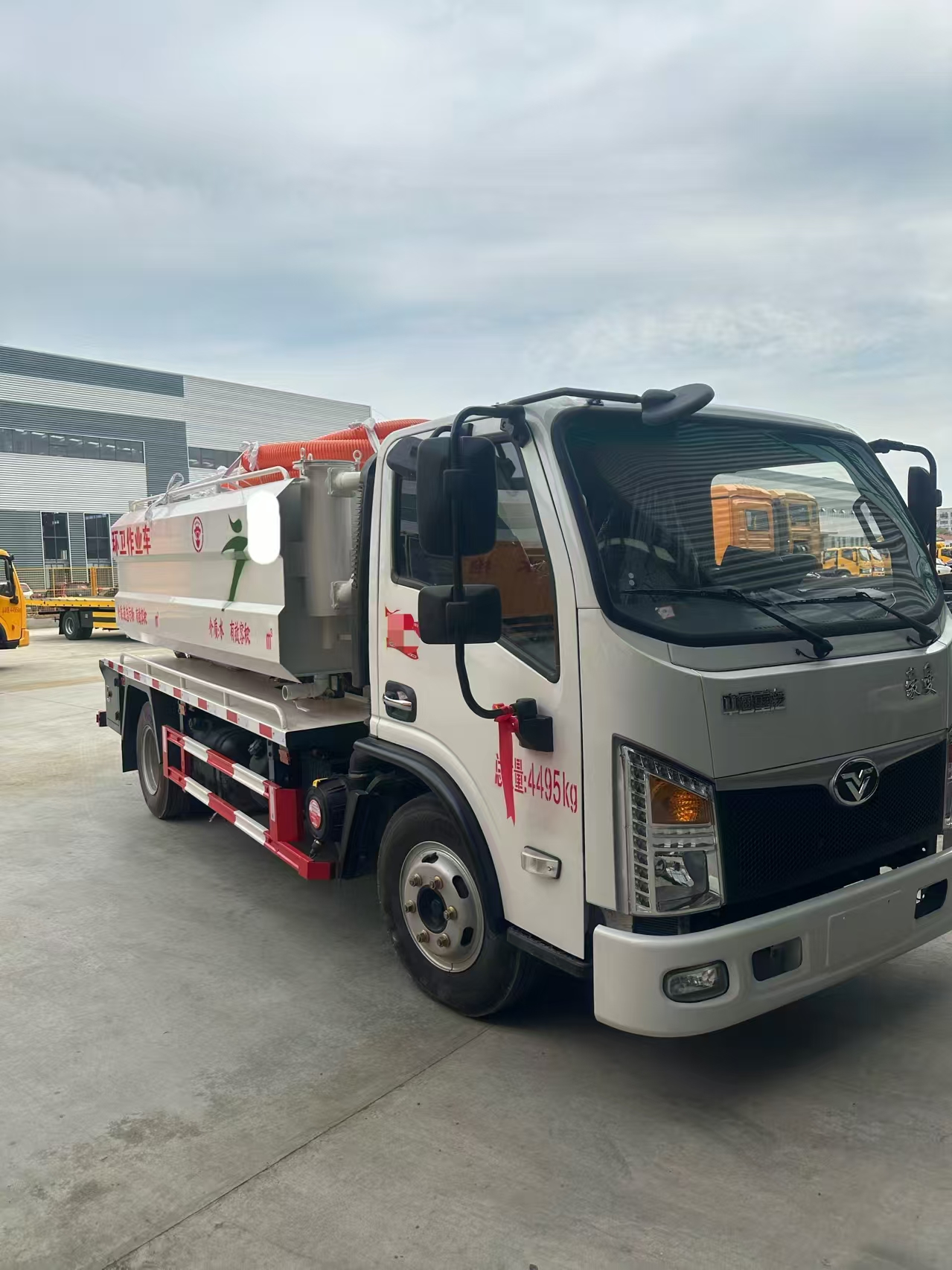 Sinohtruk Howo 6m³ Basement Sewage Suction Truck