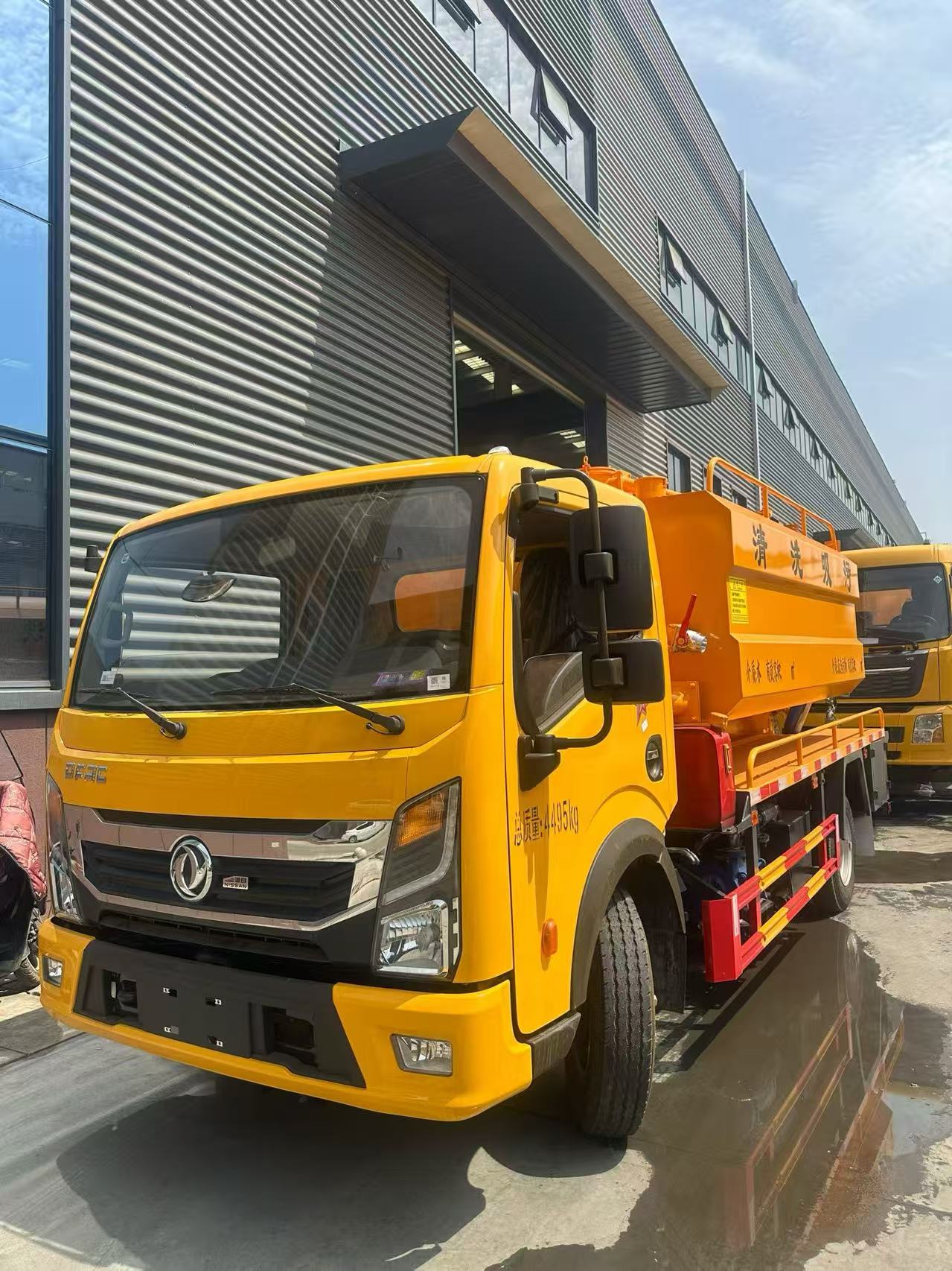 Dongfeng 7.5m³ Blue Badge Cleaning Suction Truck